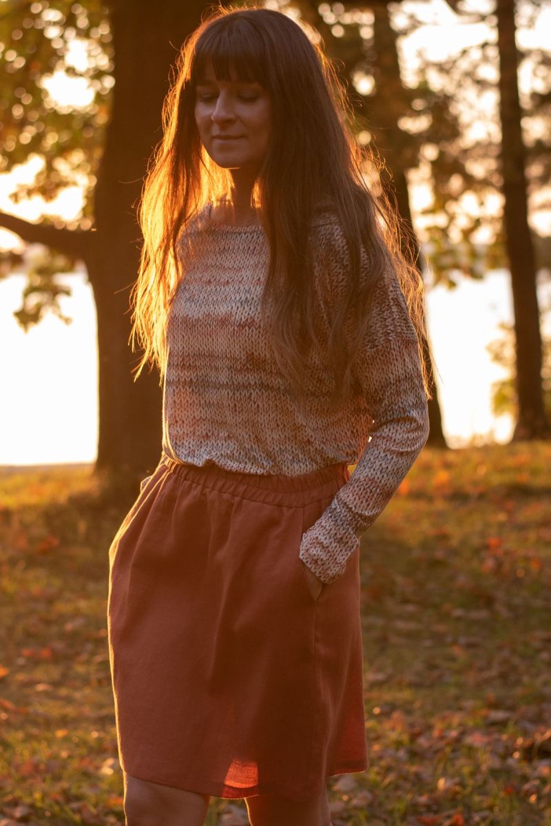 Luźny longsleeve pastelowy ze wzorem splotu sweterka