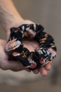 Muślinowa gumka do włosów zero waste czarna w pastelowe kwiaty