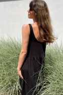 Długa czarna odcinana midi sukienka z dekoltem na plecach