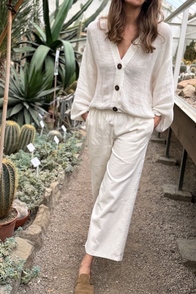 Sztruksowe spodnie z szerszą nogawką białe