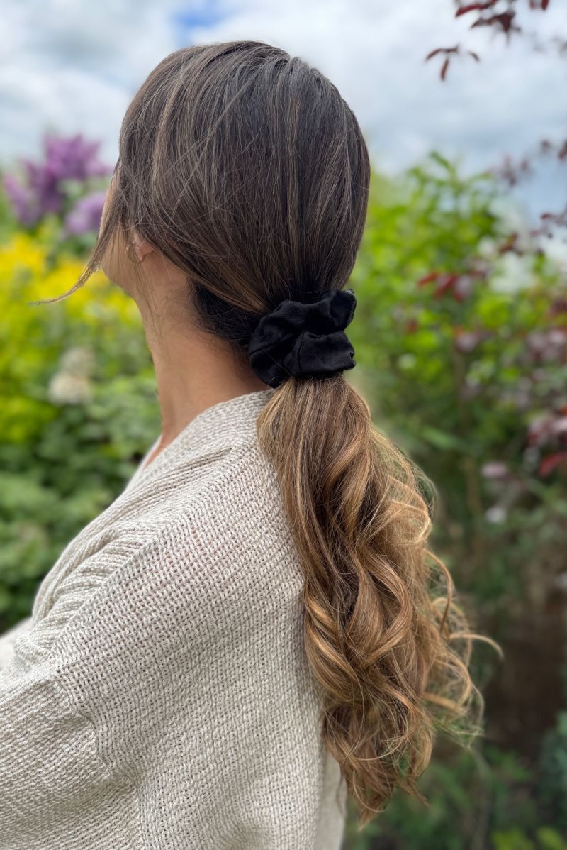 SISTU x OLEKSY Duża gumka do włosów czarna w zwierzęcy wzór