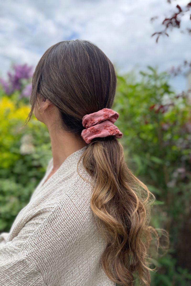 SISTU x OLEKSY Duża gumka do włosów haftowana brudny róż