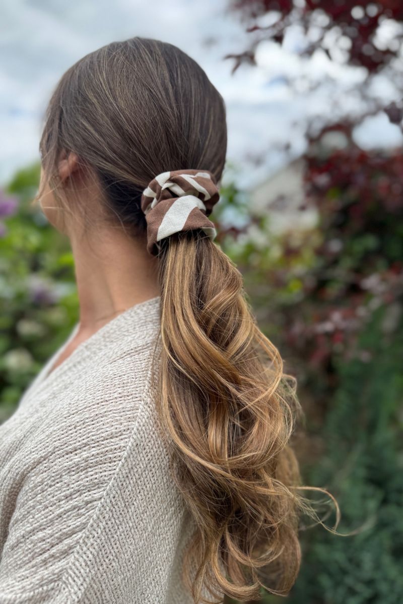 SISTU x OLEKSY Duża gumka do włosów z lnem w zwierzęcy wzór