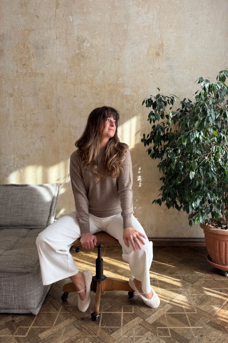 Kaszmirowy luźny sweter pod szyję jasna czekolada 100% kaszmir